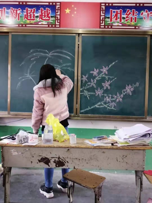 风抚枝头花含笑 春来学校香满园 九重二中周六德育社团日简述