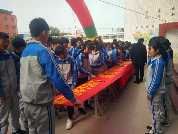 淅川县九重一中举行2019年迎中考百日誓师大会