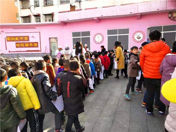 香花镇中心小学学生开展春季体检活动