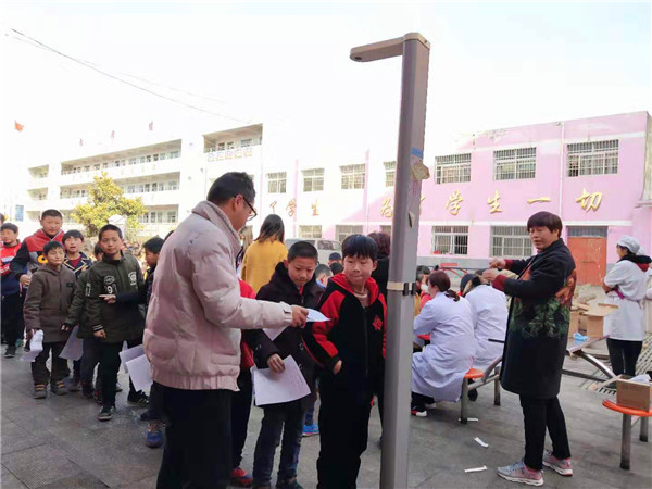 香花镇中心小学学生开展春季体检活动