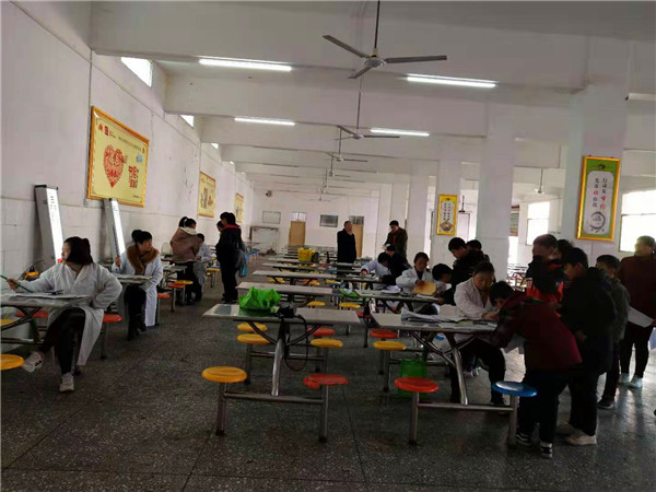 香花镇中心小学学生开展春季体检活动