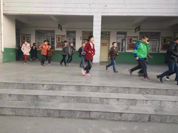 增强防恐意识 提升防恐能力 九重二中举行防恐演练活动