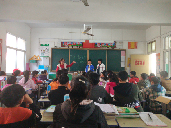 开展“三拒绝” 健康伴我行 九重二中组织召开“三拒绝”主题班会