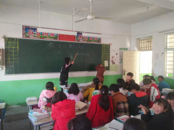 防止校园欺凌 从我自身做起 九重二中组织召开“防止校园欺凌和暴力”主题班会活动