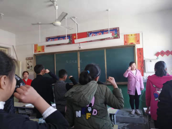 防止校园欺凌 从我自身做起 九重二中组织召开“防止校园欺凌和暴力”主题班会活动