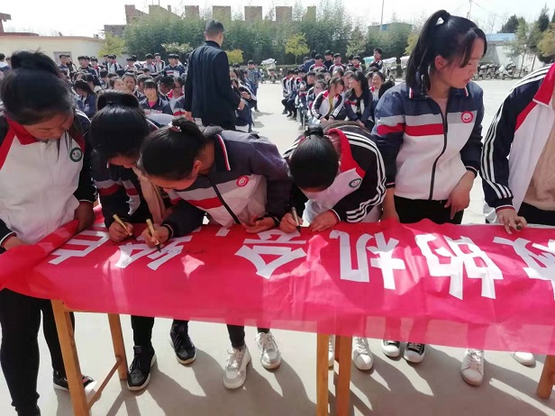 王集二中召开“中招百日冲刺誓师大会”
