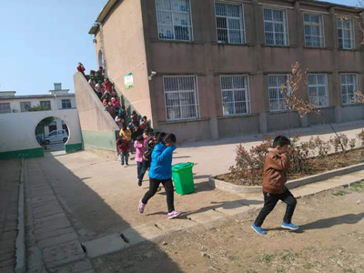 王集乡李华小学2019春防火安全疏散演练