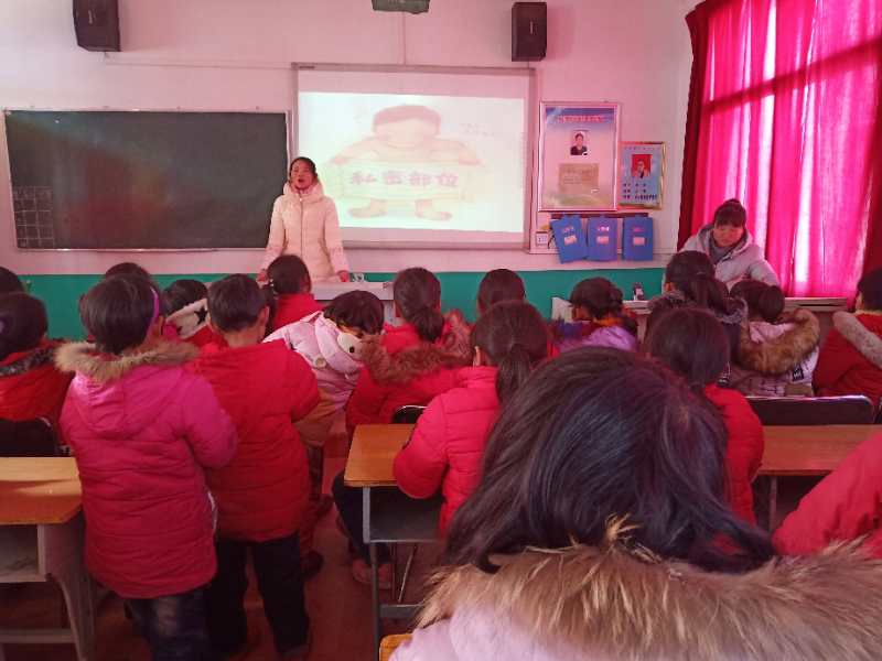 淅川县西簧乡卧龙岗小学携手四校点共同开展“学会自我保护，珍爱青春蓓蕾”主题活动