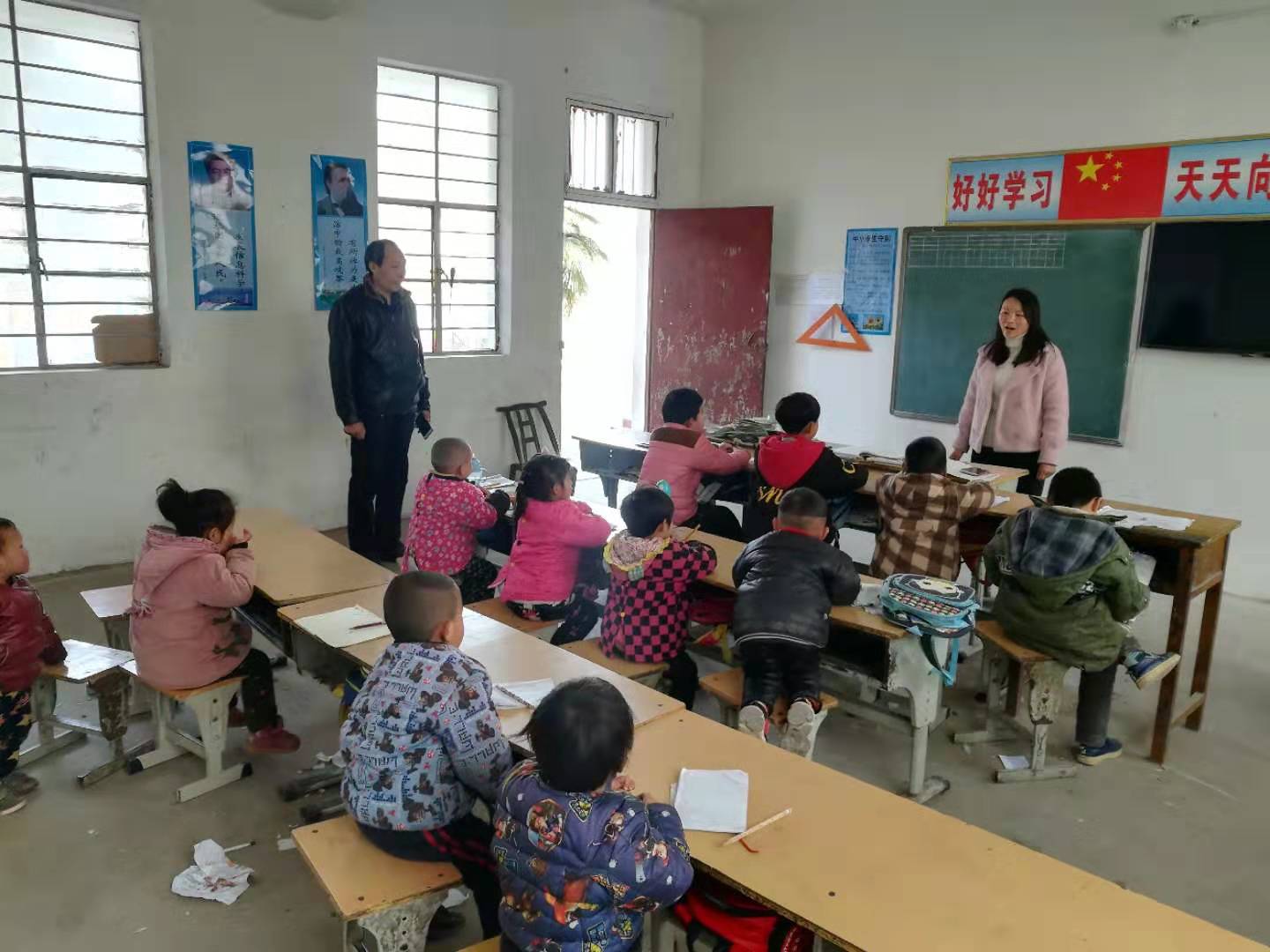 淅川县西簧乡卧龙岗小学携手四校点共同开展“学会自我保护，珍爱青春蓓蕾”主题活动
