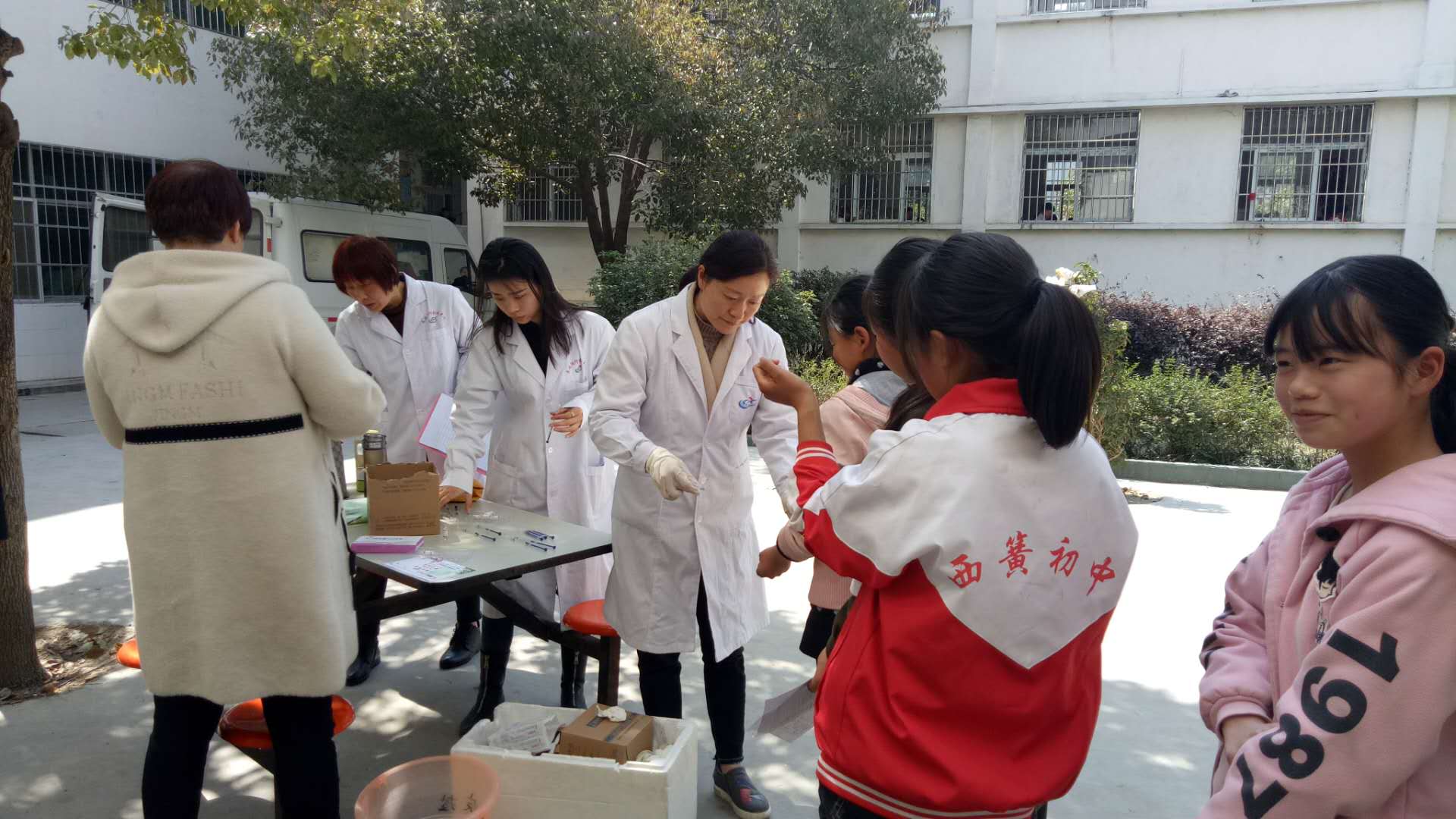 淅川县西簧乡初中组织学生进行健康体检活动