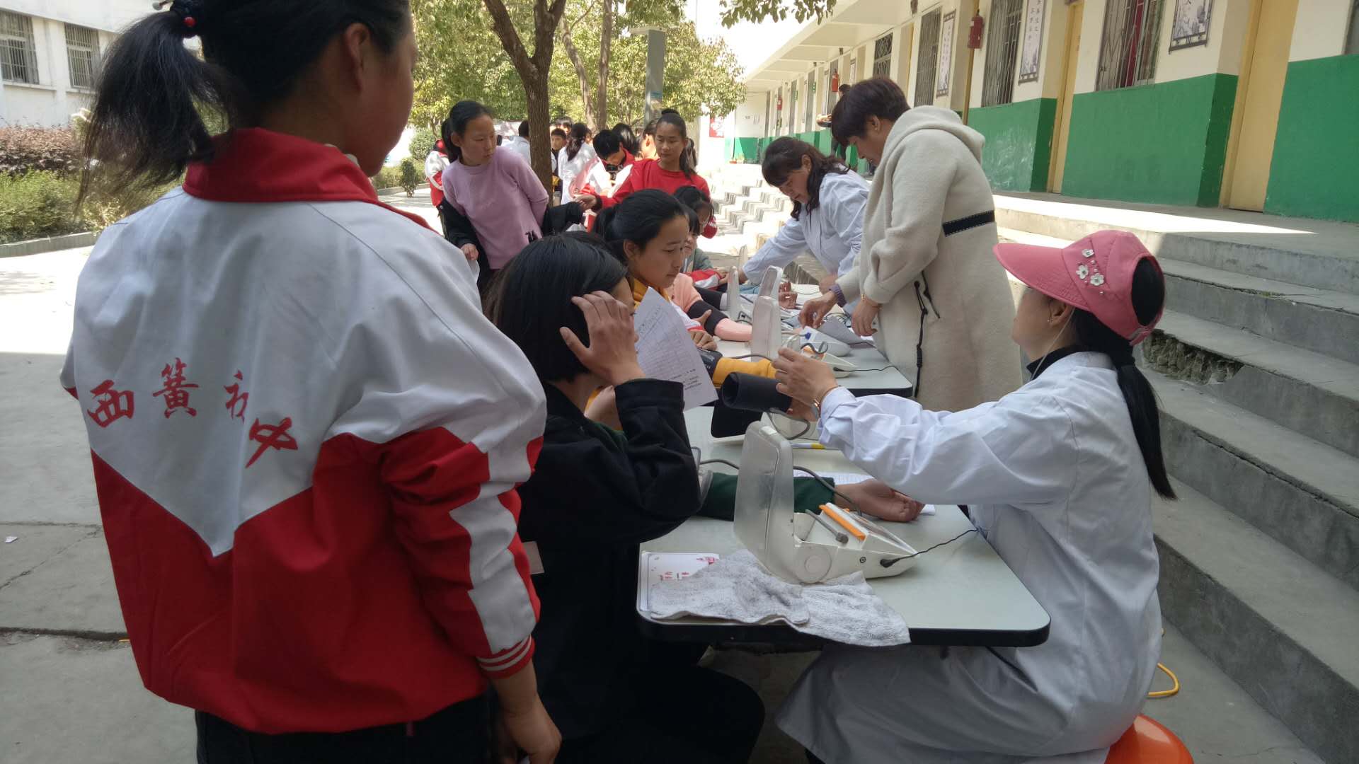 淅川县西簧乡初中组织学生进行健康体检活动