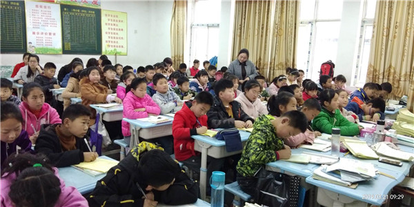 毕店镇一小春期听评课活动拉开帷幕