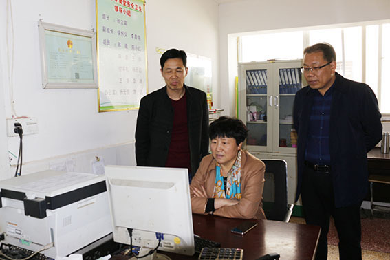 屈云霞在雪枫中学就食品安全落实情况进行调研