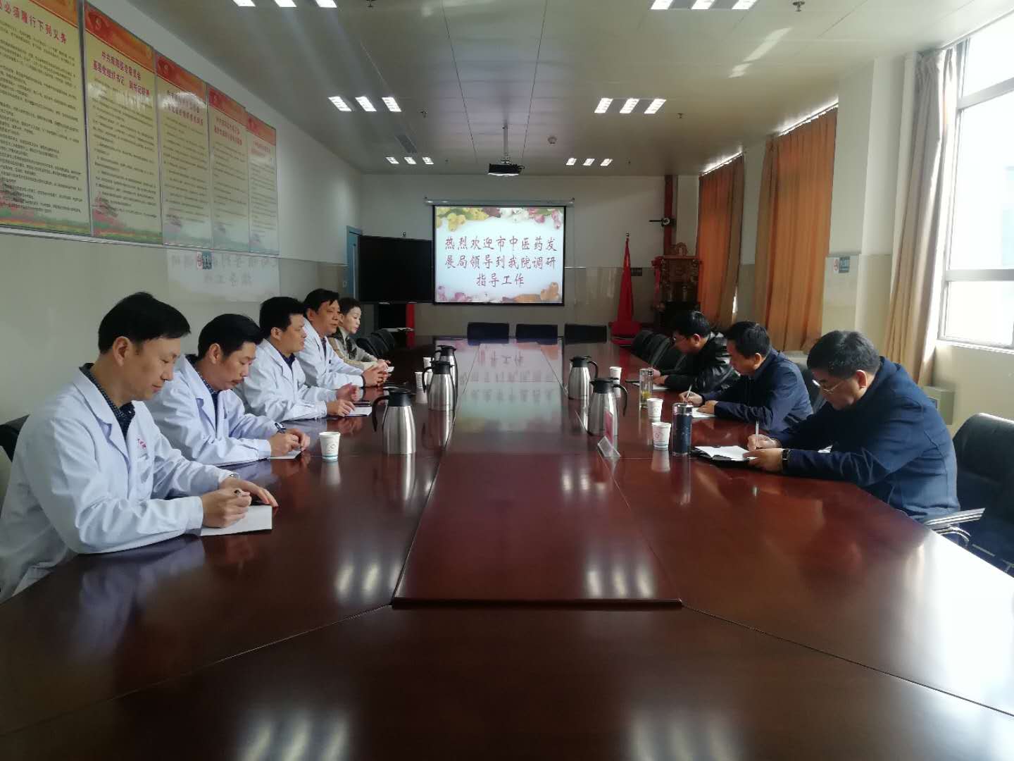 南阳市中医药发展局局长刘玉斌一行医专二附院调研指导工作