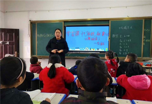 淅川县香花镇小：学习雷锋好榜样