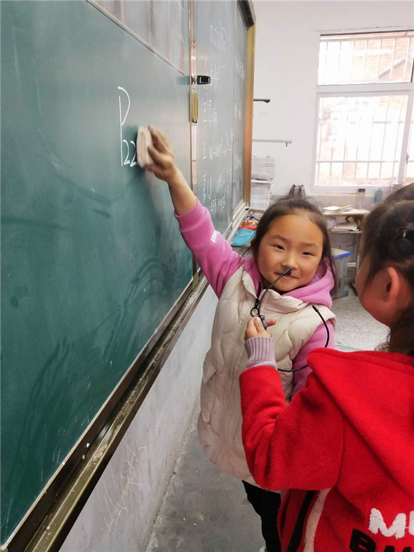 淅川县香花镇小：学习雷锋好榜样