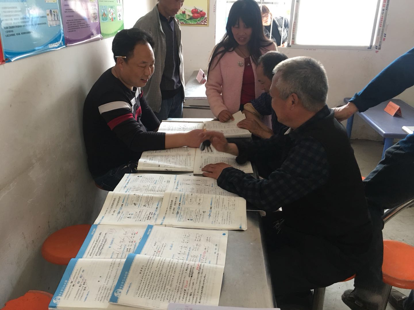 作业展评，家长参与——淅川县老城镇王岭小学举办作业展评活动