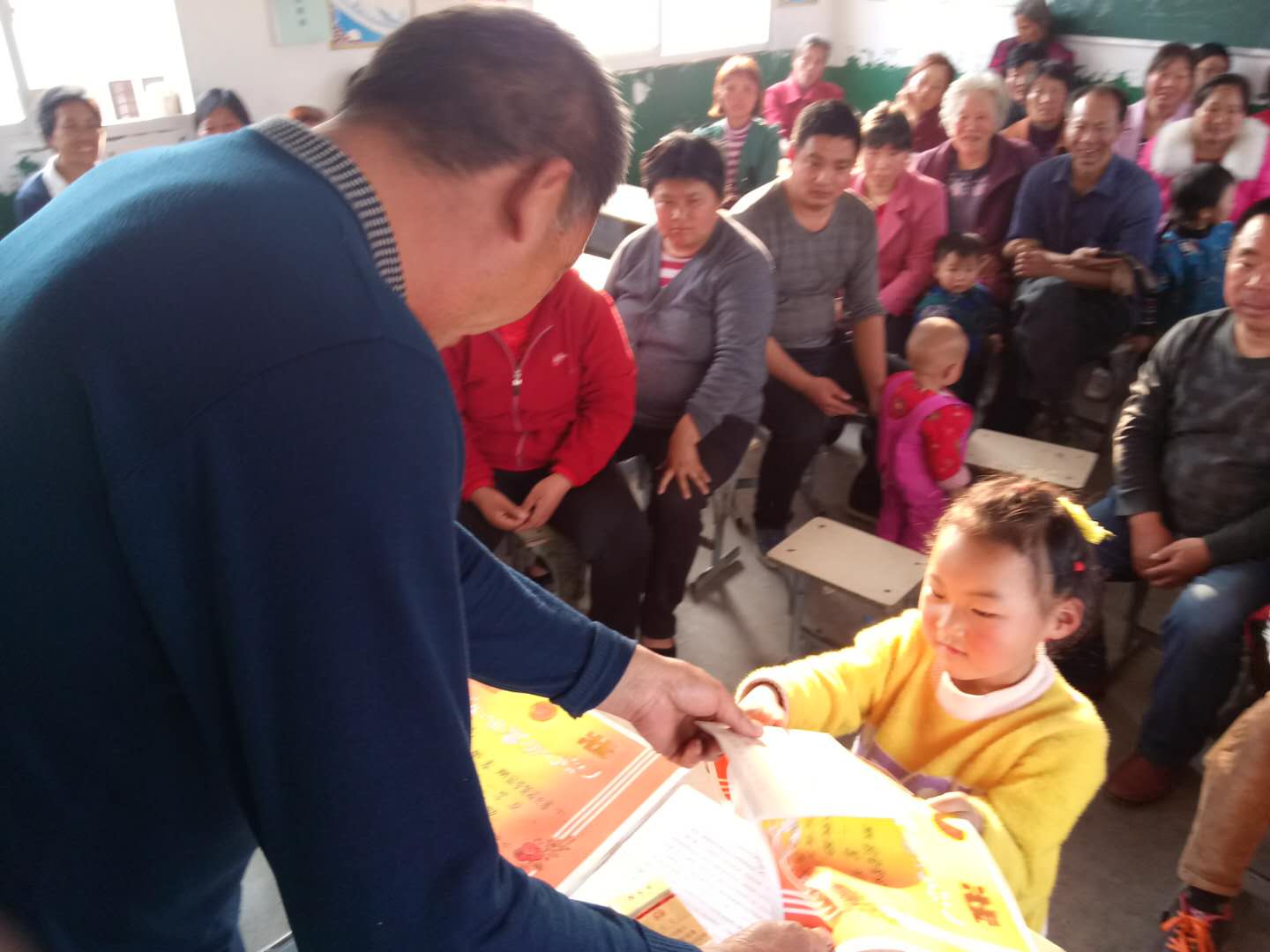 作业展评，家长参与——淅川县老城镇王岭小学举办作业展评活动