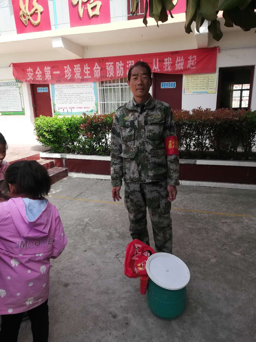 爱心三根汤，温暖校园情------淅川县老城镇石家沟小学爱心送汤活动