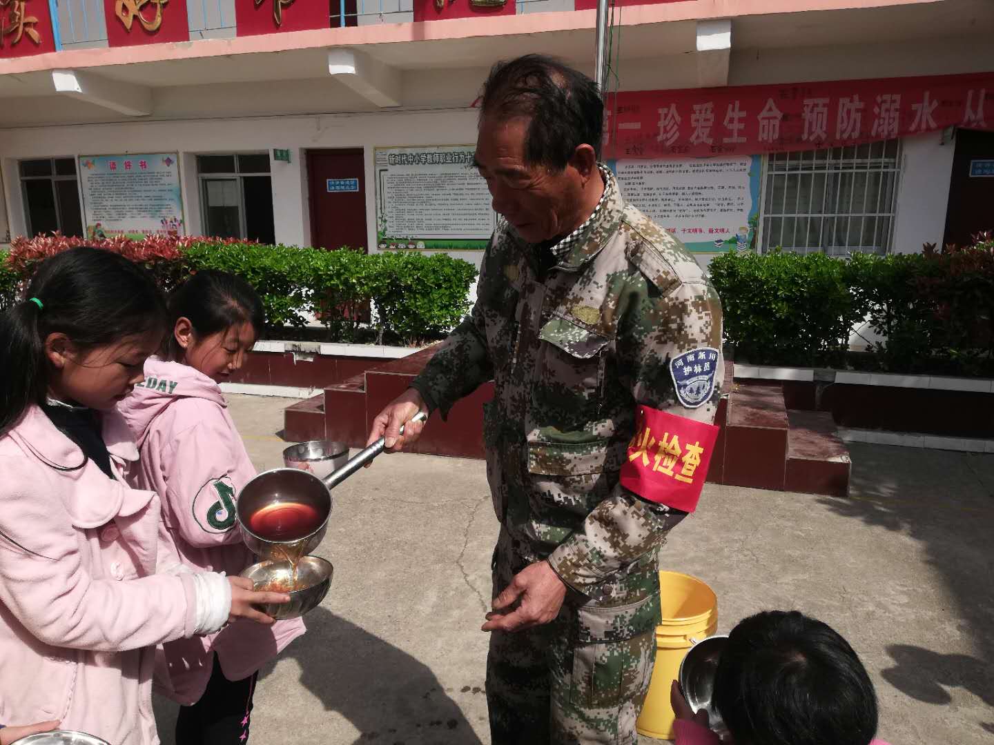 爱心三根汤，温暖校园情------淅川县老城镇石家沟小学爱心送汤活动