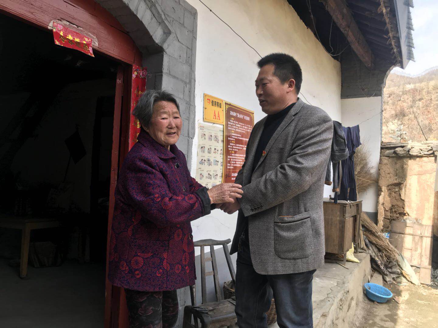 西峡县公路局华兴桥梁有限公司 为山区贫困家庭献爱心