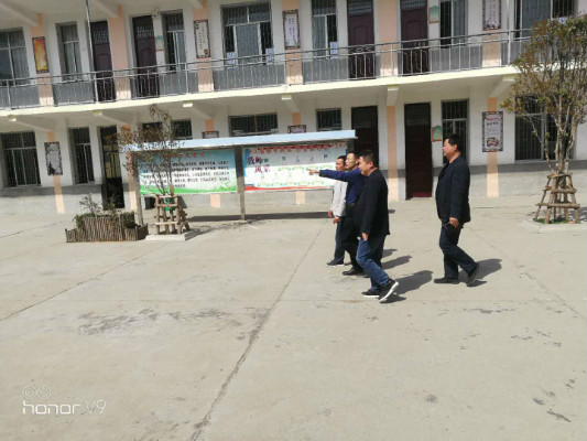 唐河县教体局仝兆振局长莅临龙潭二小指导德育示范学校创建工作