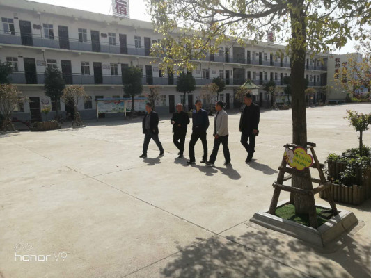 唐河县教体局仝兆振局长莅临龙潭二小指导德育示范学校创建工作
