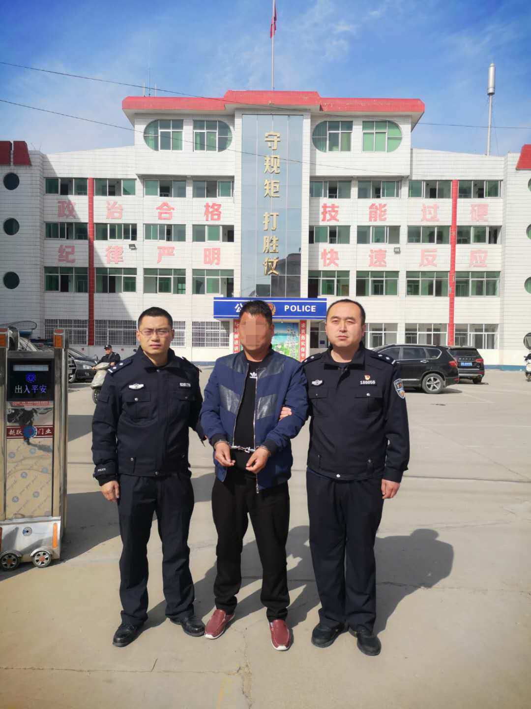 淅川特警：抓逃在行动