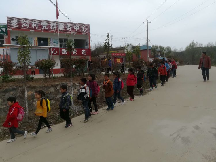 亲近自然山水 点燃青春激情——淅川县老沟小学远足活动纪实