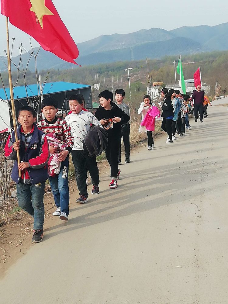 淅川县毛堂乡闫家沟小学：组织学生远足下沟黄金梨基地赏花磨炼意志