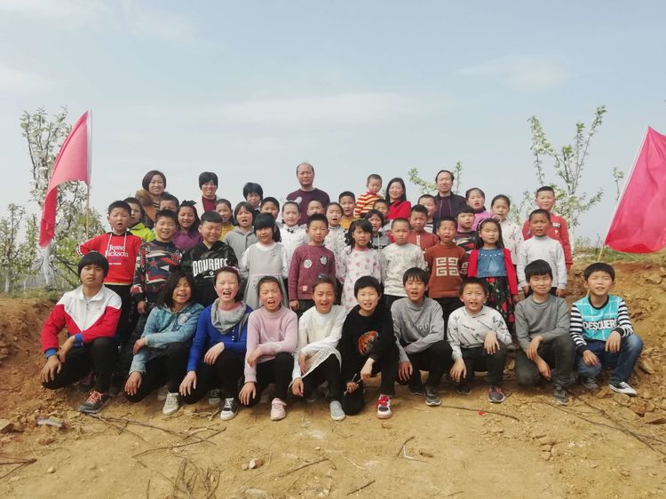 淅川县毛堂乡闫家沟小学：组织学生远足下沟黄金梨基地赏花磨炼意志