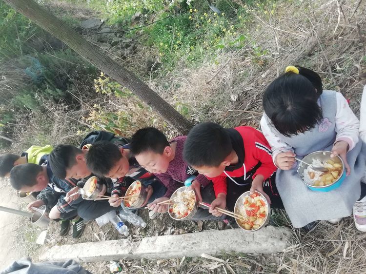 淅川县毛堂乡闫家沟小学：组织学生远足下沟黄金梨基地赏花磨炼意志