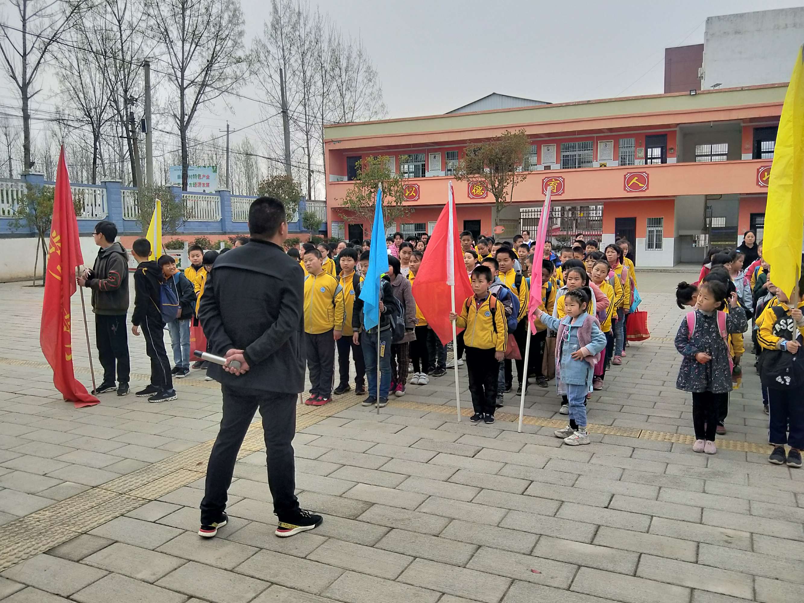 淅川县毛堂乡张营小学：组织全校师生踏春赏梨花