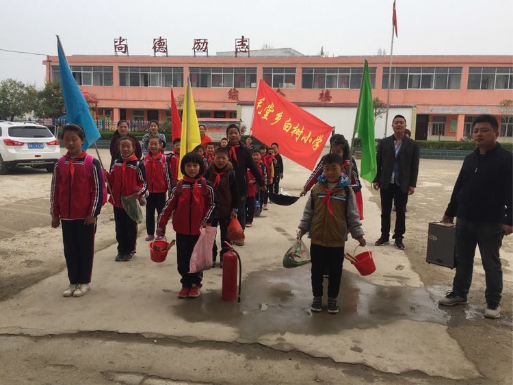 《风暖树绿春意闹 踏春赏花梨园行》——淅川县毛堂乡白树学校春季远足活动纪实