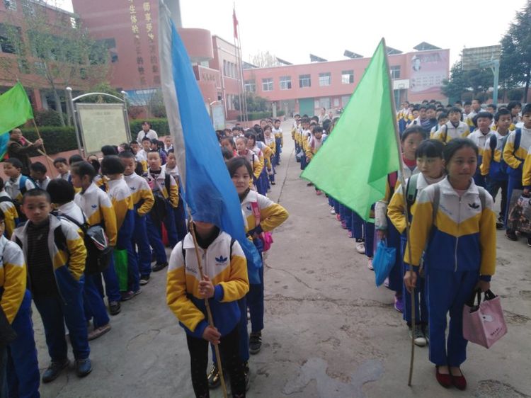 大庙师生多壮志 行路爬山有胆识