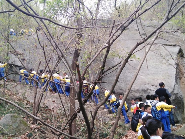 大庙师生多壮志 行路爬山有胆识