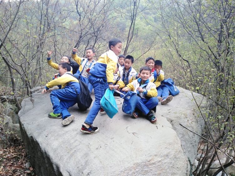 大庙师生多壮志 行路爬山有胆识