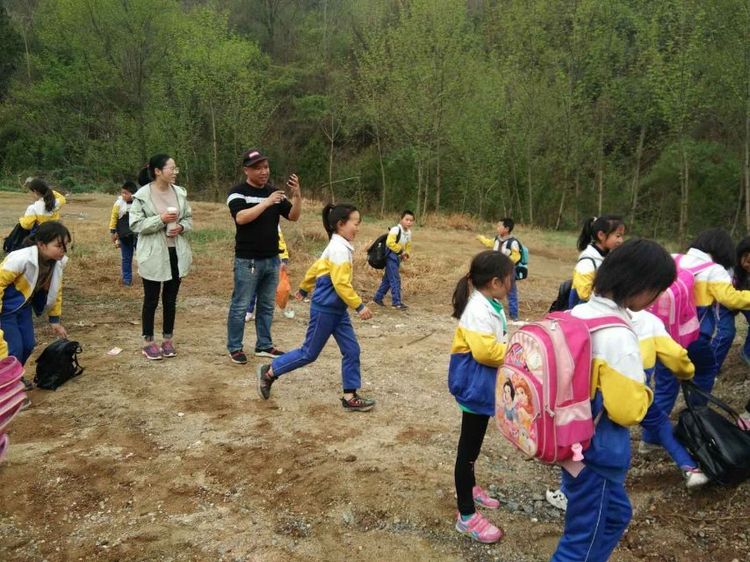 大庙师生多壮志 行路爬山有胆识