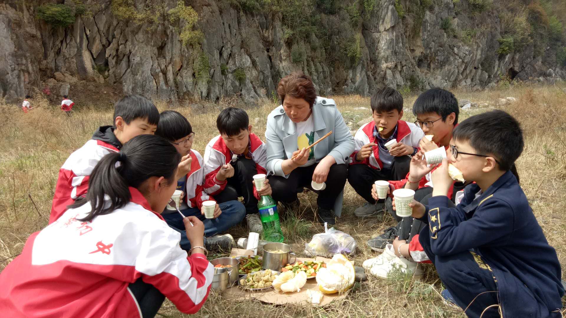 淅川县西簧乡初中开展2019春期远足及野炊综合实践教育活动