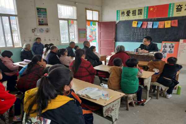 龙潭镇严营小学召开月考总结暨家长会