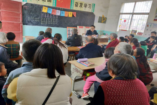 龙潭镇严营小学召开月考总结暨家长会