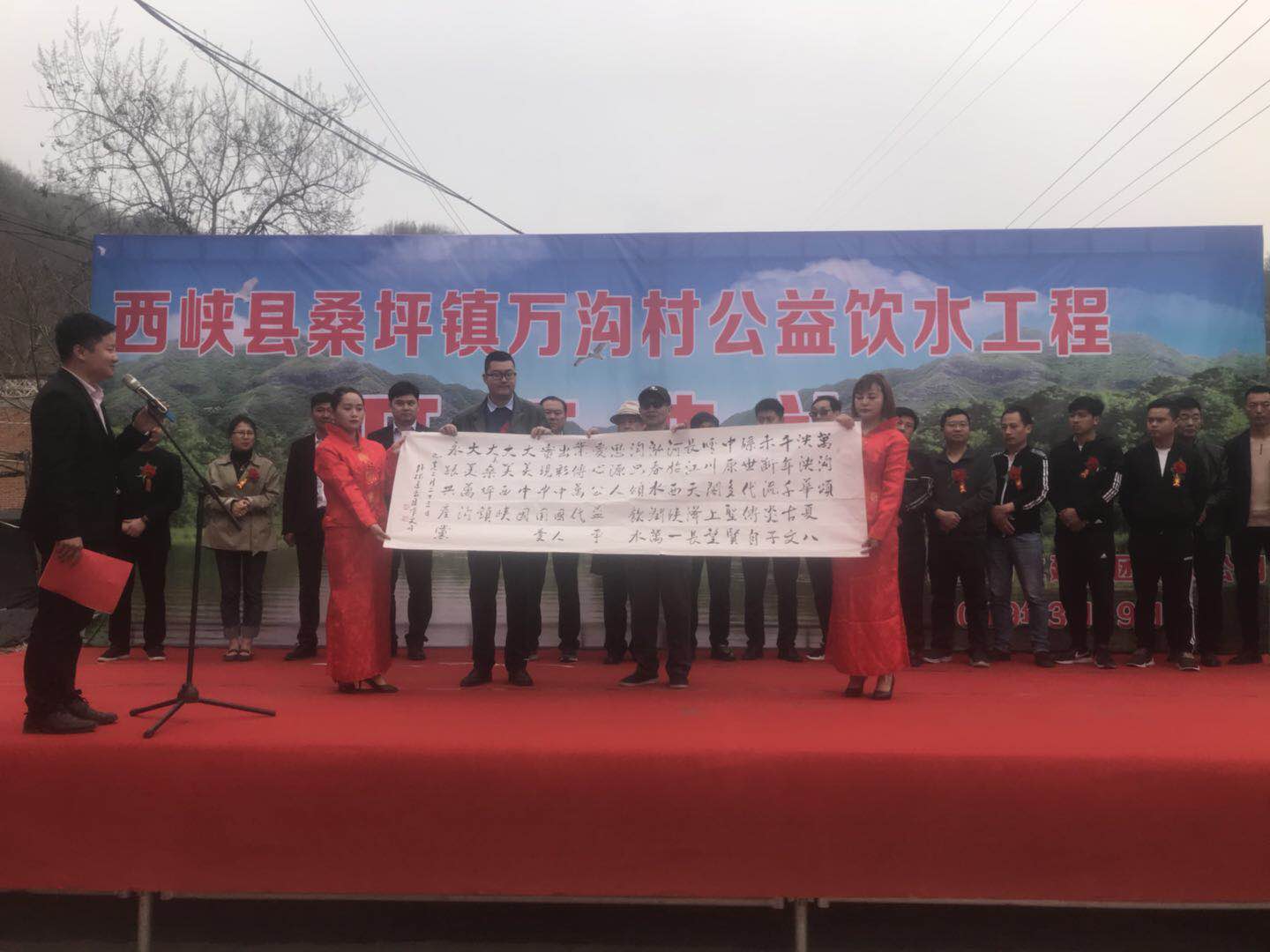 西峡县桑坪镇 爱心企业为山乡送来爱心