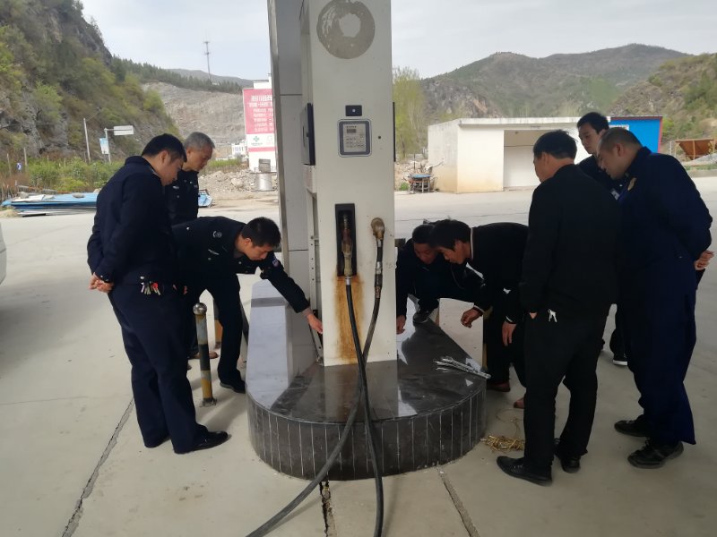 淅川县公安局西簧派出所联合相关部门对辖区加油站进行专项整治