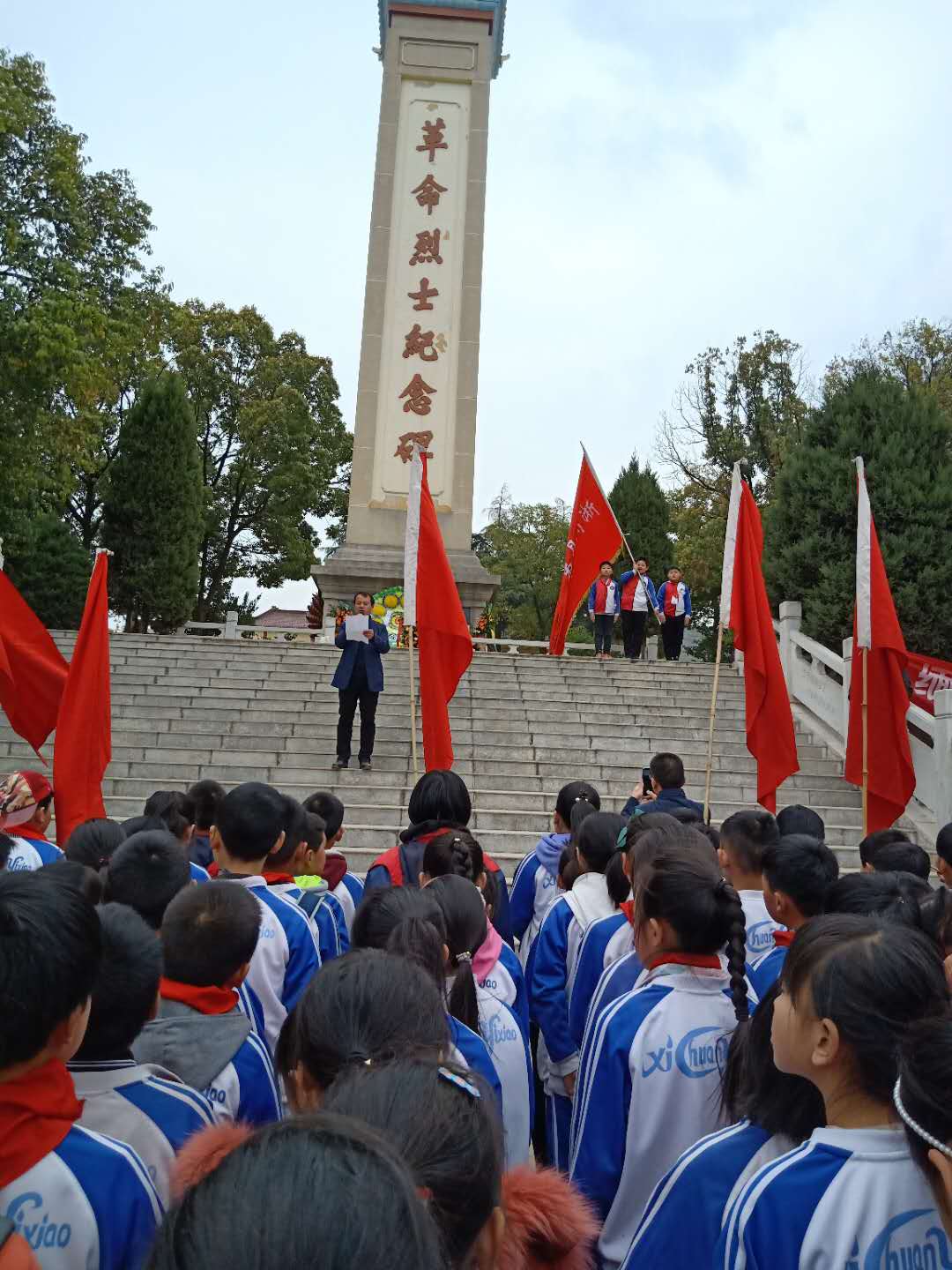 4月2日,淅川县第一小学组织学生到烈士陵园扫墓,以此缅怀先烈,寄托