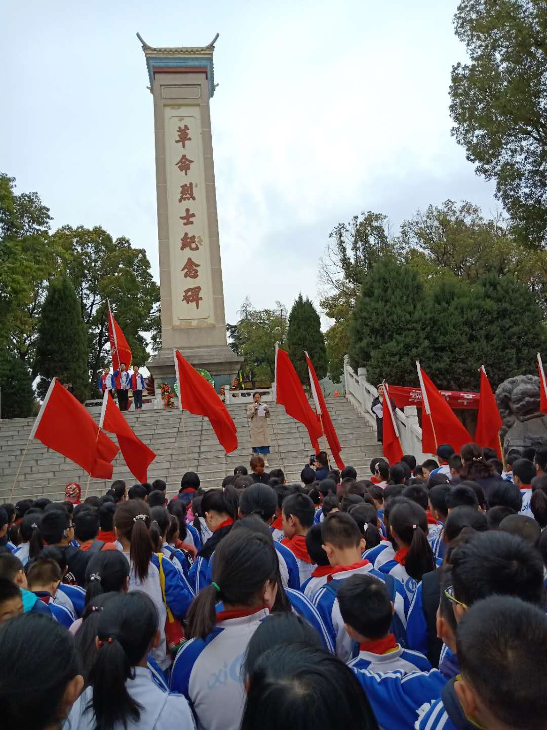 淅川一小：师生清明陵园扫墓 革命精神薪火相传