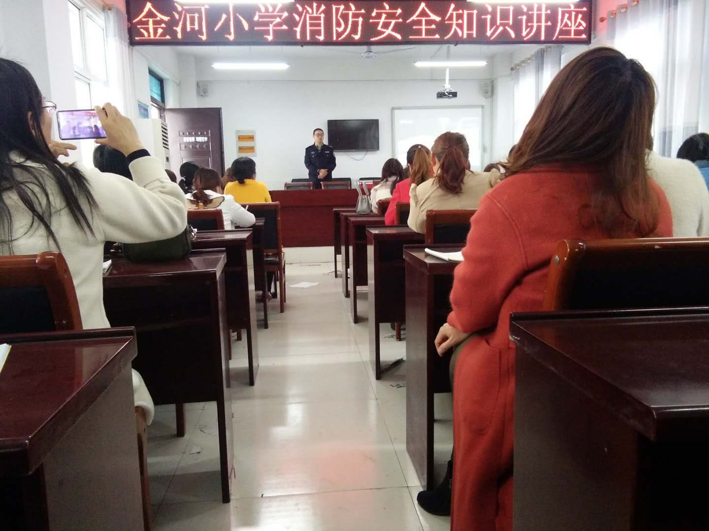 师生关注消防，生命安全至上 ——金河希望小学消防演练