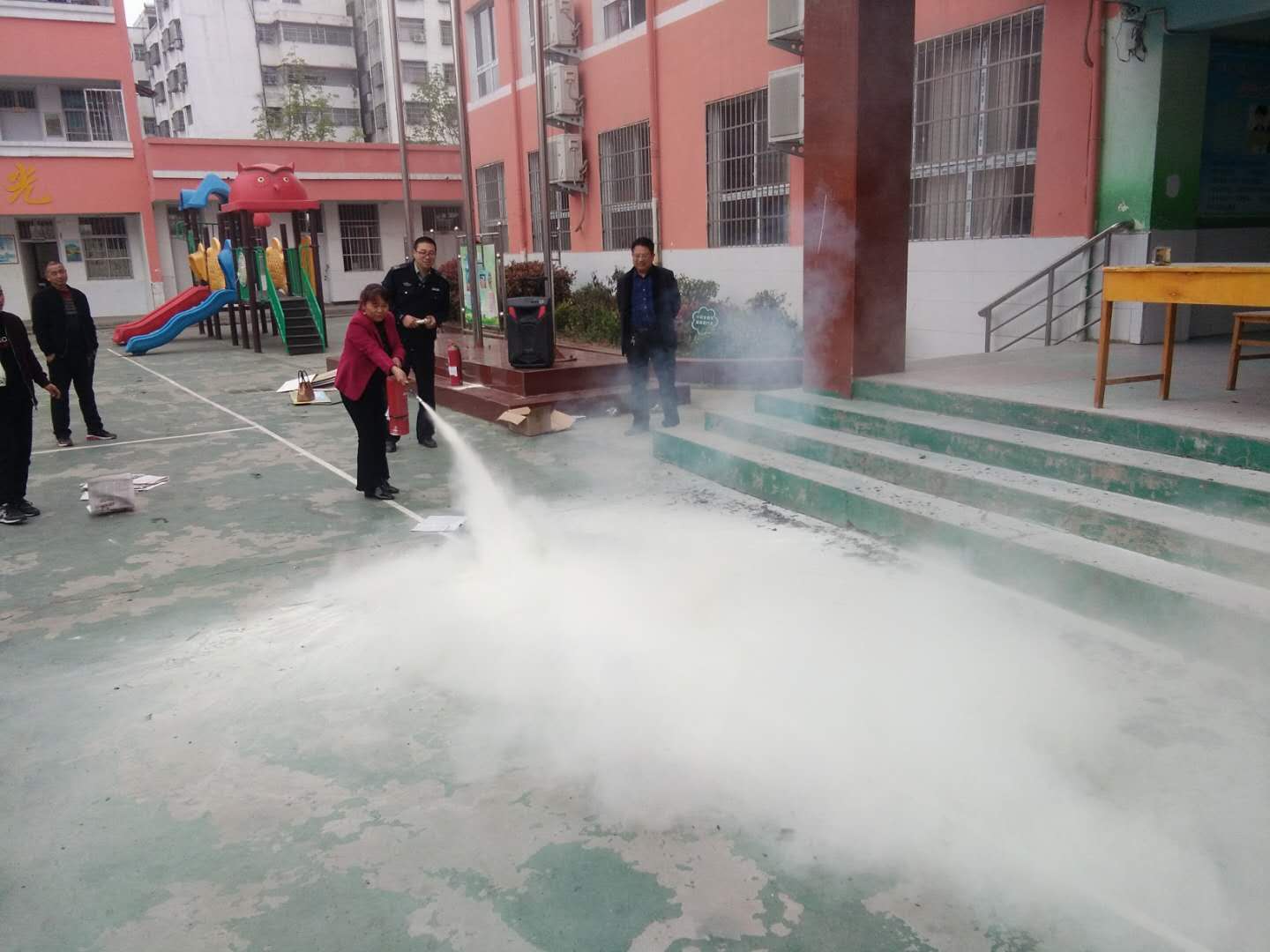 师生关注消防，生命安全至上 ——金河希望小学消防演练