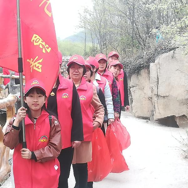 方城义工联合会组织义工到七峰山景区捡垃圾