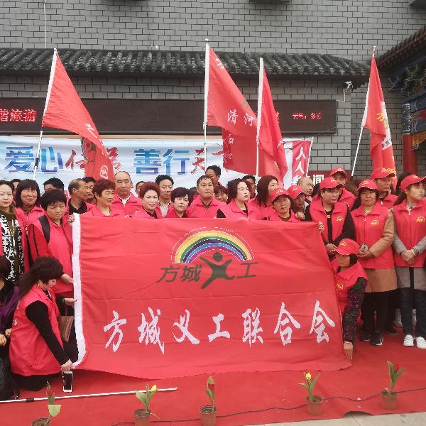 方城义工联合会组织义工到七峰山景区捡垃圾