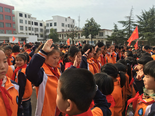 缅怀革命先烈 传递星星之火 ——淅川县第三小学开展清明祭扫暨一年级少先队员入队仪式